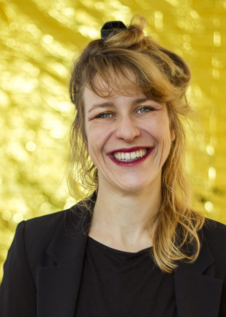 Profilfoto von Anna Stiede vor goldenem Hintergrund